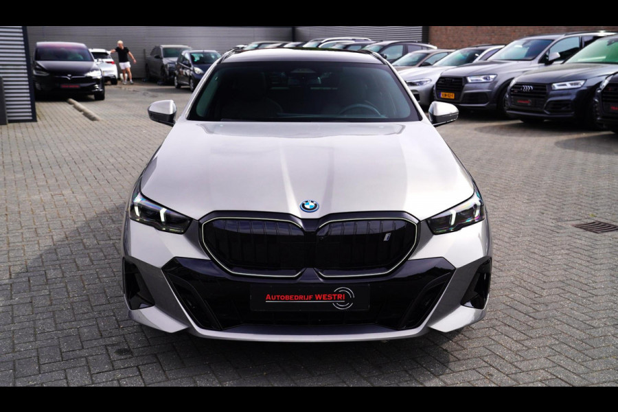 BMW i5 I5 eDrive40 M-pakket | Iconic Glow | Stoelkoeling | Panorama | BMW Driving Assistant| Harman/Kardon | 340PK | Swarovski |