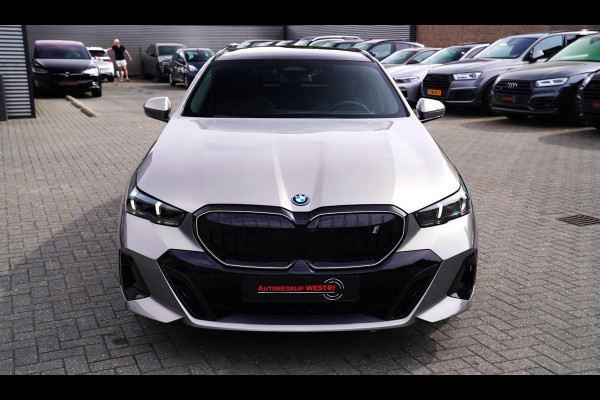BMW i5 I5 eDrive40 M-pakket | Iconic Glow | Stoelkoeling | Panorama | BMW Driving Assistant| Harman/Kardon | 340PK | Swarovski |