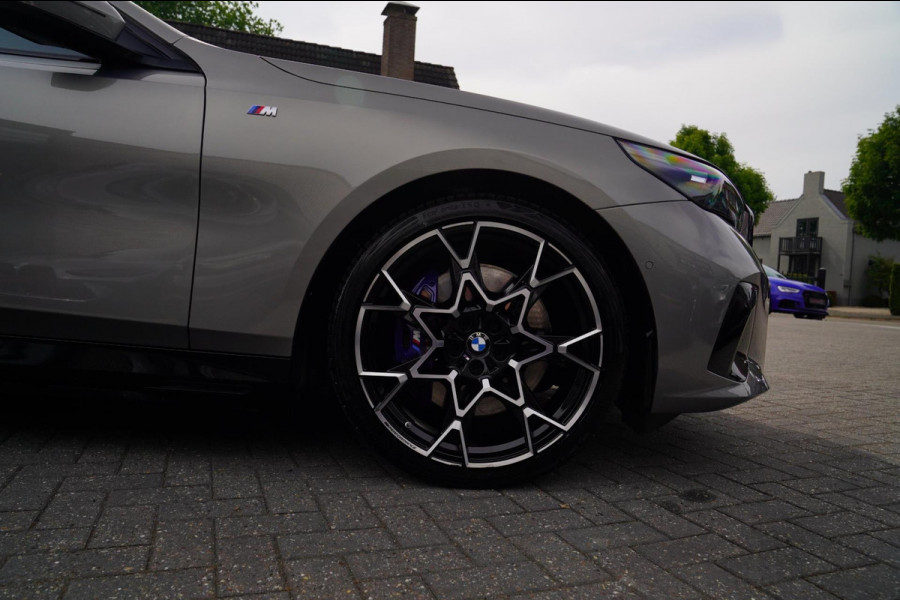BMW i5 I5 eDrive40 M-pakket | Iconic Glow | Stoelkoeling | Panorama | BMW Driving Assistant| Harman/Kardon | 340PK | Swarovski |