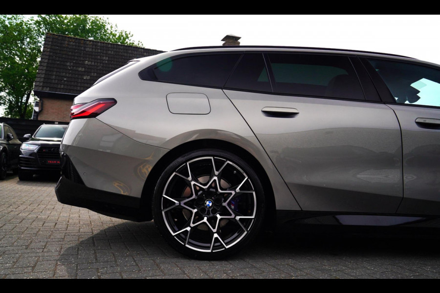 BMW i5 I5 eDrive40 M-pakket | Iconic Glow | Stoelkoeling | Panorama | BMW Driving Assistant| Harman/Kardon | 340PK | Swarovski |