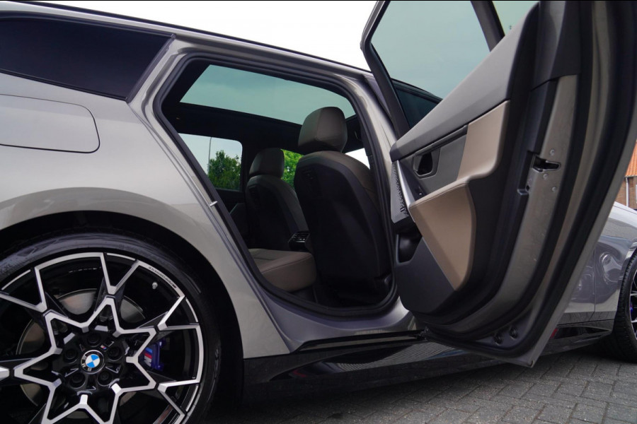 BMW i5 I5 eDrive40 M-pakket | Iconic Glow | Stoelkoeling | Panorama | BMW Driving Assistant| Harman/Kardon | 340PK | Swarovski |