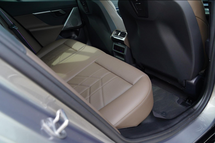 BMW i5 I5 eDrive40 M-pakket | Iconic Glow | Stoelkoeling | Panorama | BMW Driving Assistant| Harman/Kardon | 340PK | Swarovski |