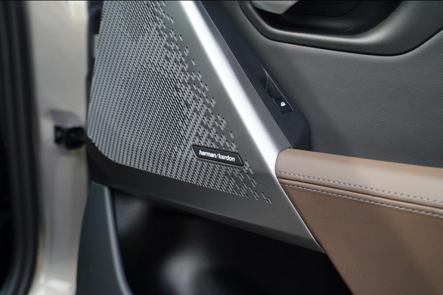 BMW i5 I5 eDrive40 M-pakket | Iconic Glow | Stoelkoeling | Panorama | BMW Driving Assistant| Harman/Kardon | 340PK | Swarovski |
