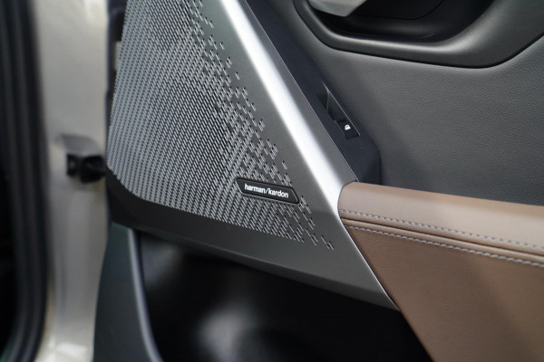 BMW i5 I5 eDrive40 M-pakket | Iconic Glow | Stoelkoeling | Panorama | BMW Driving Assistant| Harman/Kardon | 340PK | Swarovski |