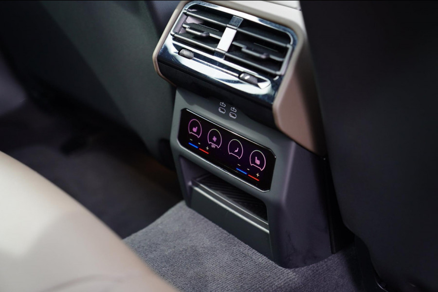 BMW i5 I5 eDrive40 M-pakket | Iconic Glow | Stoelkoeling | Panorama | BMW Driving Assistant| Harman/Kardon | 340PK | Swarovski |