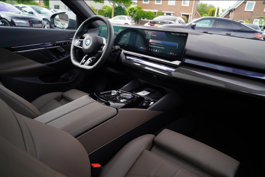 BMW i5 I5 eDrive40 M-pakket | Iconic Glow | Stoelkoeling | Panorama | BMW Driving Assistant| Harman/Kardon | 340PK | Swarovski |