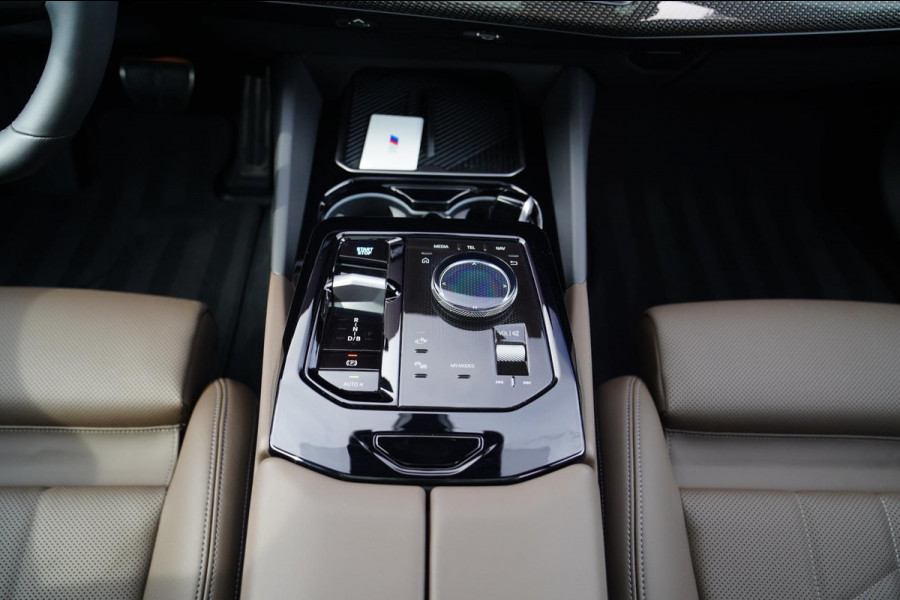 BMW i5 I5 eDrive40 M-pakket | Iconic Glow | Stoelkoeling | Panorama | BMW Driving Assistant| Harman/Kardon | 340PK | Swarovski |