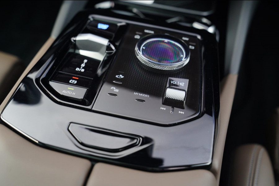 BMW i5 I5 eDrive40 M-pakket | Iconic Glow | Stoelkoeling | Panorama | BMW Driving Assistant| Harman/Kardon | 340PK | Swarovski |