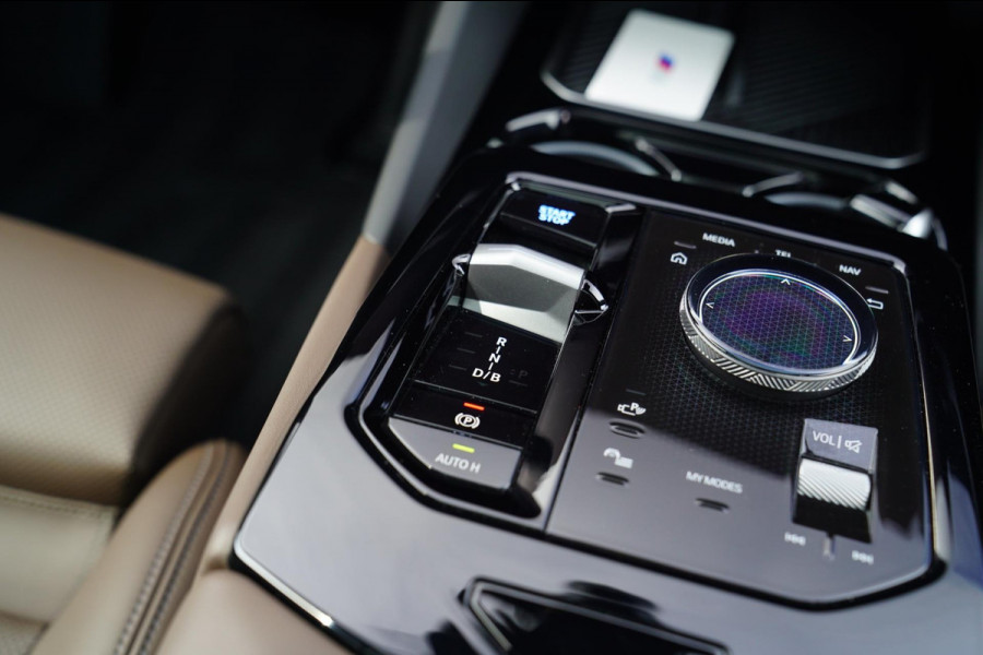BMW i5 I5 eDrive40 M-pakket | Iconic Glow | Stoelkoeling | Panorama | BMW Driving Assistant| Harman/Kardon | 340PK | Swarovski |