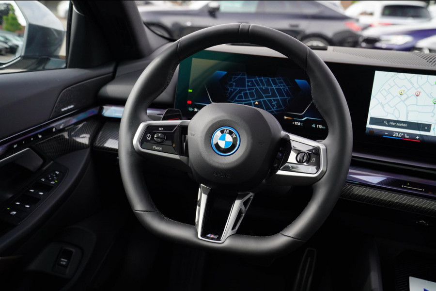 BMW i5 I5 eDrive40 M-pakket | Iconic Glow | Stoelkoeling | Panorama | BMW Driving Assistant| Harman/Kardon | 340PK | Swarovski |