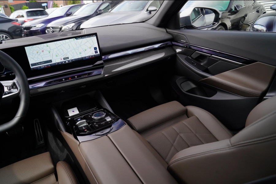 BMW i5 I5 eDrive40 M-pakket | Iconic Glow | Stoelkoeling | Panorama | BMW Driving Assistant| Harman/Kardon | 340PK | Swarovski |