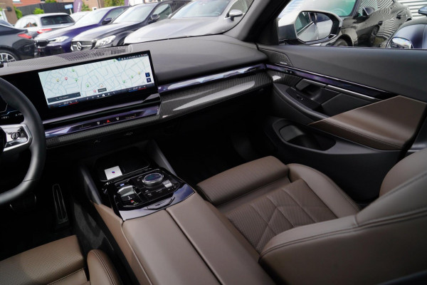 BMW i5 I5 eDrive40 M-pakket | Iconic Glow | Stoelkoeling | Panorama | BMW Driving Assistant| Harman/Kardon | 340PK | Swarovski |