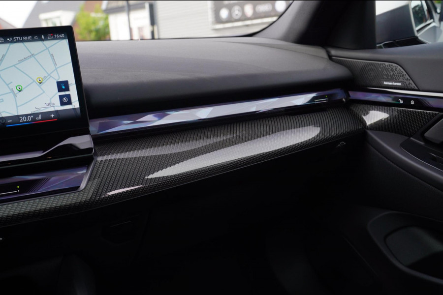 BMW i5 I5 eDrive40 M-pakket | Iconic Glow | Stoelkoeling | Panorama | BMW Driving Assistant| Harman/Kardon | 340PK | Swarovski |