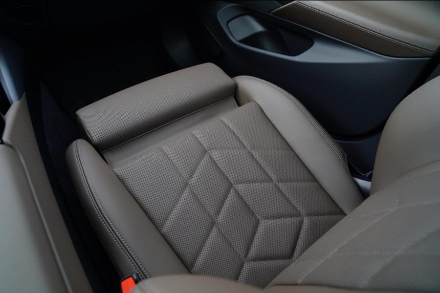 BMW i5 I5 eDrive40 M-pakket | Iconic Glow | Stoelkoeling | Panorama | BMW Driving Assistant| Harman/Kardon | 340PK | Swarovski |