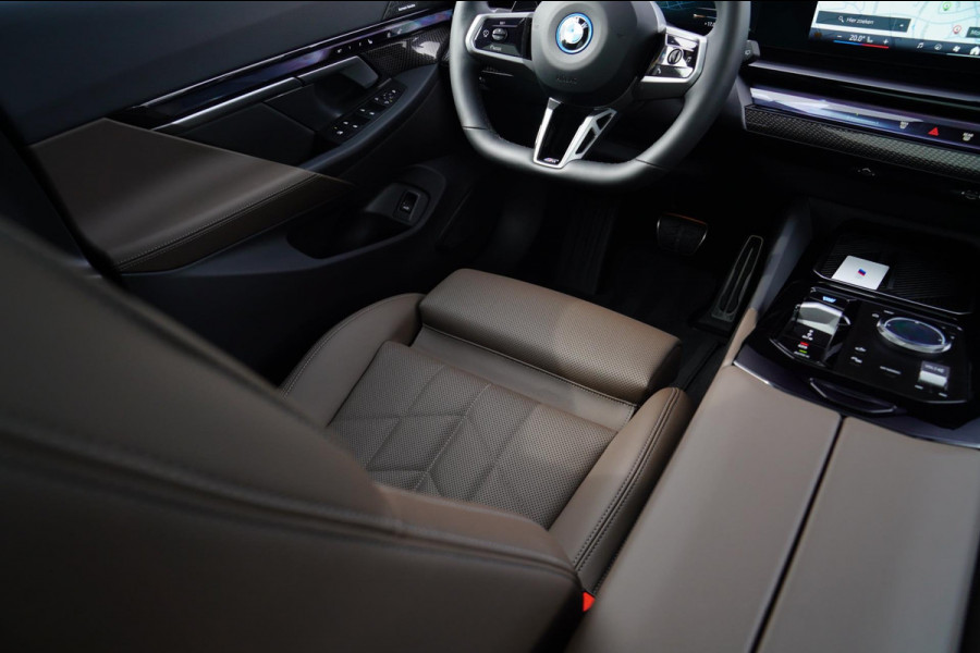 BMW i5 I5 eDrive40 M-pakket | Iconic Glow | Stoelkoeling | Panorama | BMW Driving Assistant| Harman/Kardon | 340PK | Swarovski |