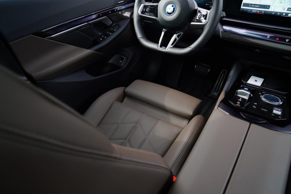 BMW i5 I5 eDrive40 M-pakket | Iconic Glow | Stoelkoeling | Panorama | BMW Driving Assistant| Harman/Kardon | 340PK | Swarovski |