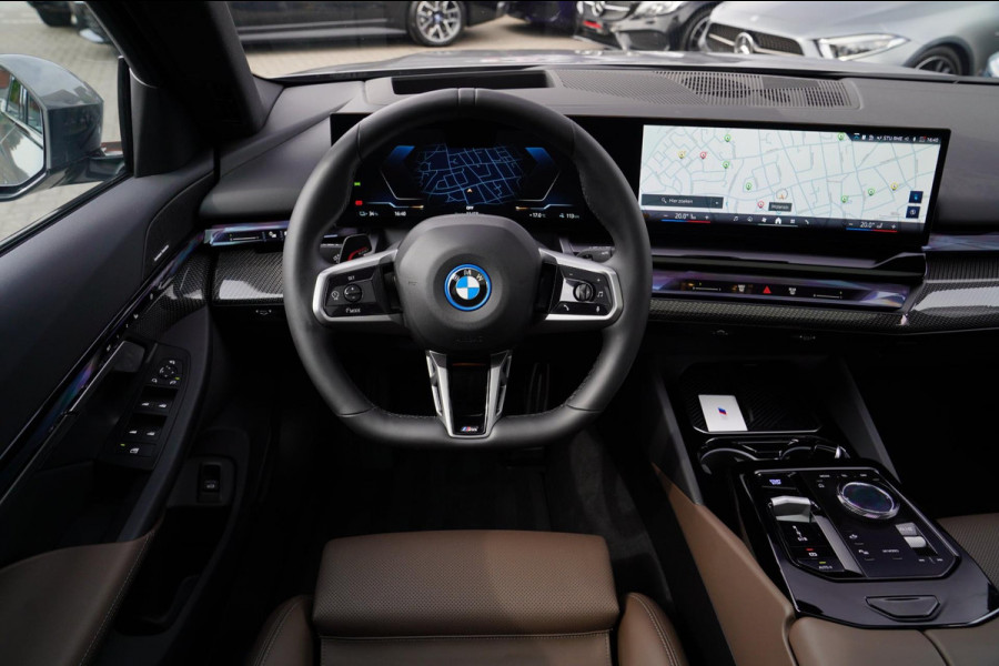BMW i5 I5 eDrive40 M-pakket | Iconic Glow | Stoelkoeling | Panorama | BMW Driving Assistant| Harman/Kardon | 340PK | Swarovski |