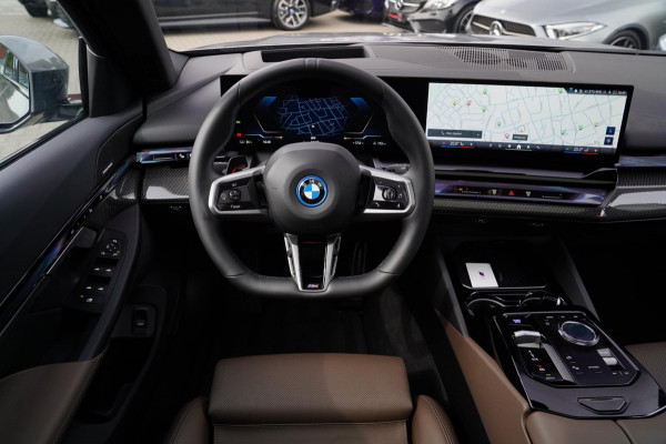 BMW i5 I5 eDrive40 M-pakket | Iconic Glow | Stoelkoeling | Panorama | BMW Driving Assistant| Harman/Kardon | 340PK | Swarovski |