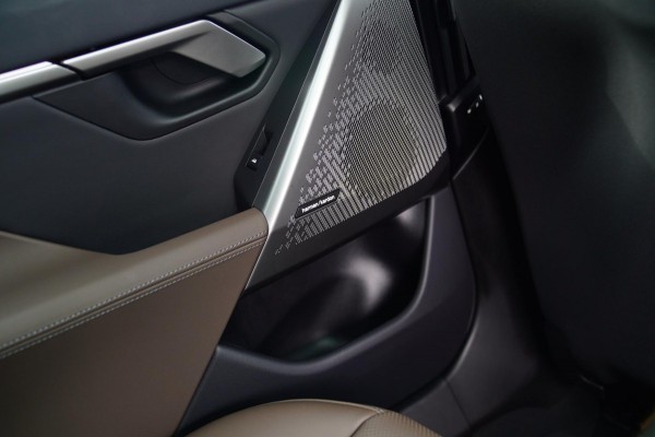 BMW i5 I5 eDrive40 M-pakket | Iconic Glow | Stoelkoeling | Panorama | BMW Driving Assistant| Harman/Kardon | 340PK | Swarovski |