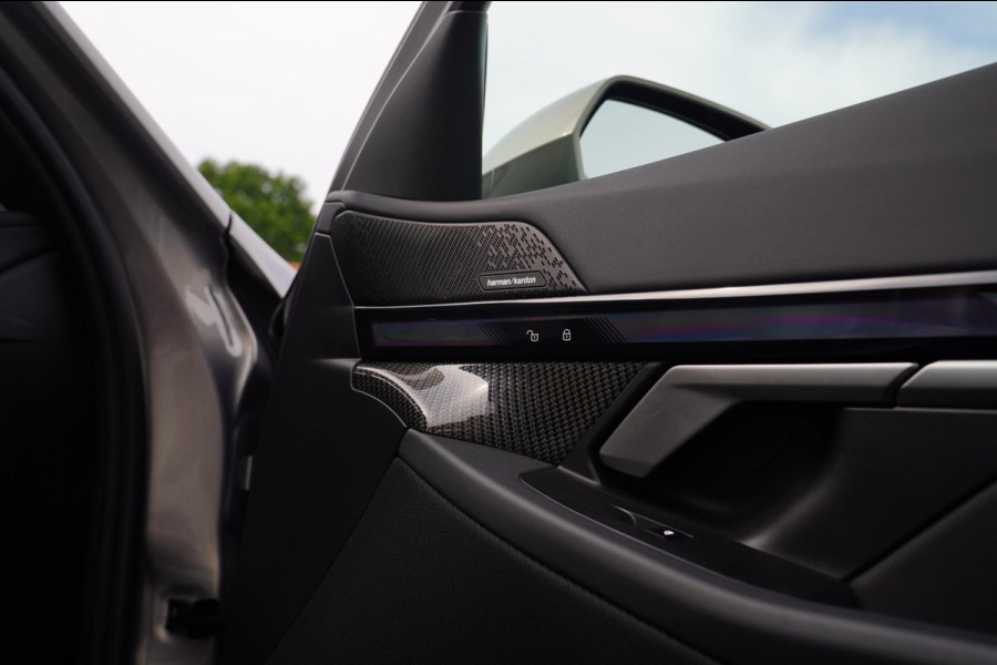 BMW i5 I5 eDrive40 M-pakket | Iconic Glow | Stoelkoeling | Panorama | BMW Driving Assistant| Harman/Kardon | 340PK | Swarovski |