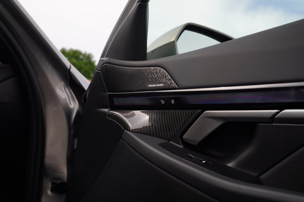 BMW i5 I5 eDrive40 M-pakket | Iconic Glow | Stoelkoeling | Panorama | BMW Driving Assistant| Harman/Kardon | 340PK | Swarovski |