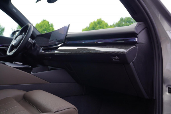 BMW i5 I5 eDrive40 M-pakket | Iconic Glow | Stoelkoeling | Panorama | BMW Driving Assistant| Harman/Kardon | 340PK | Swarovski |