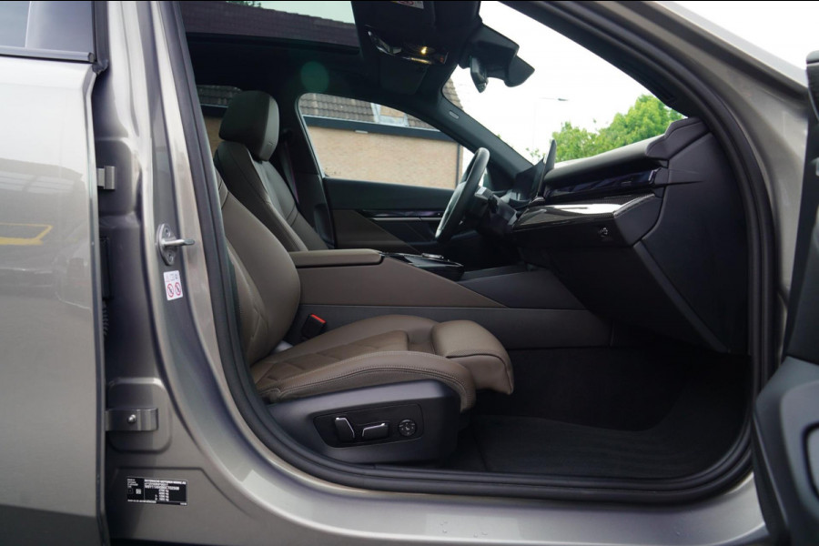 BMW i5 I5 eDrive40 M-pakket | Iconic Glow | Stoelkoeling | Panorama | BMW Driving Assistant| Harman/Kardon | 340PK | Swarovski |