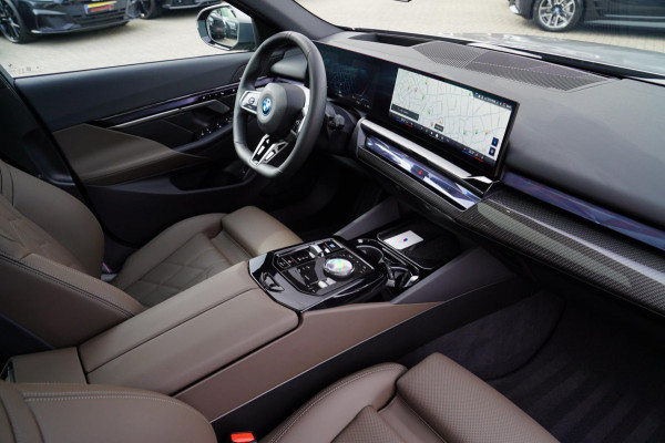 BMW i5 I5 eDrive40 M-pakket | Iconic Glow | Stoelkoeling | Panorama | BMW Driving Assistant| Harman/Kardon | 340PK | Swarovski |