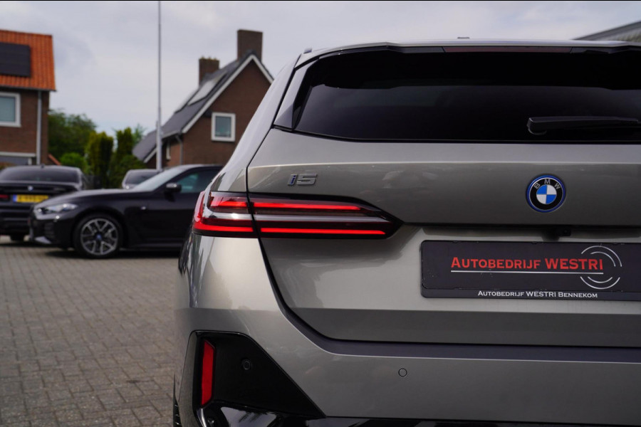 BMW i5 I5 eDrive40 M-pakket | Iconic Glow | Stoelkoeling | Panorama | BMW Driving Assistant| Harman/Kardon | 340PK | Swarovski |