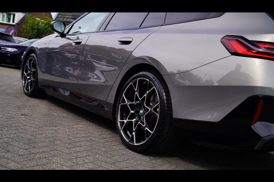 BMW i5 I5 eDrive40 M-pakket | Iconic Glow | Stoelkoeling | Panorama | BMW Driving Assistant| Harman/Kardon | 340PK | Swarovski |