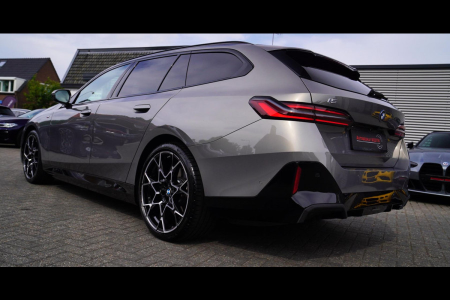 BMW i5 I5 eDrive40 M-pakket | Iconic Glow | Stoelkoeling | Panorama | BMW Driving Assistant| Harman/Kardon | 340PK | Swarovski |