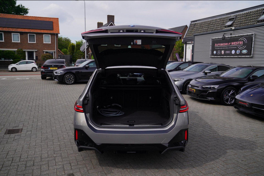 BMW i5 I5 eDrive40 M-pakket | Iconic Glow | Stoelkoeling | Panorama | BMW Driving Assistant| Harman/Kardon | 340PK | Swarovski |