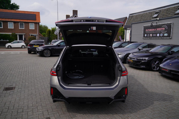BMW i5 I5 eDrive40 M-pakket | Iconic Glow | Stoelkoeling | Panorama | BMW Driving Assistant| Harman/Kardon | 340PK | Swarovski |