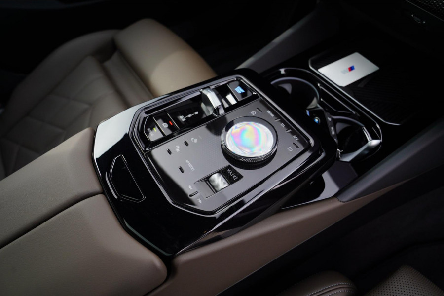 BMW i5 I5 eDrive40 M-pakket | Iconic Glow | Stoelkoeling | Panorama | BMW Driving Assistant| Harman/Kardon | 340PK | Swarovski |