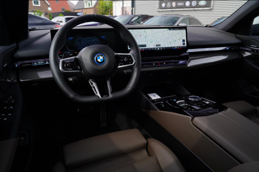 BMW i5 I5 eDrive40 M-pakket | Iconic Glow | Stoelkoeling | Panorama | BMW Driving Assistant| Harman/Kardon | 340PK | Swarovski |