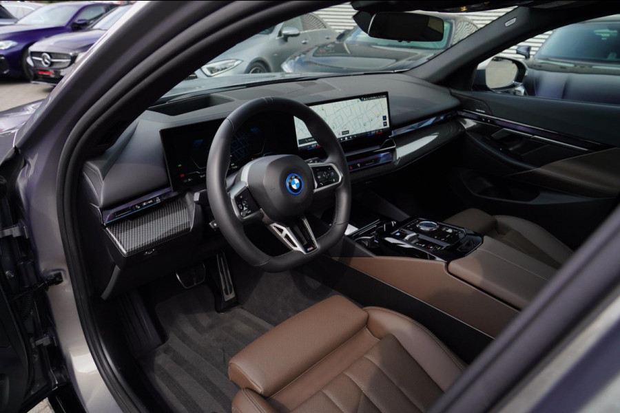 BMW i5 I5 eDrive40 M-pakket | Iconic Glow | Stoelkoeling | Panorama | BMW Driving Assistant| Harman/Kardon | 340PK | Swarovski |