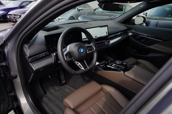 BMW i5 I5 eDrive40 M-pakket | Iconic Glow | Stoelkoeling | Panorama | BMW Driving Assistant| Harman/Kardon | 340PK | Swarovski |