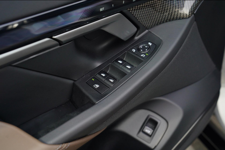 BMW i5 I5 eDrive40 M-pakket | Iconic Glow | Stoelkoeling | Panorama | BMW Driving Assistant| Harman/Kardon | 340PK | Swarovski |