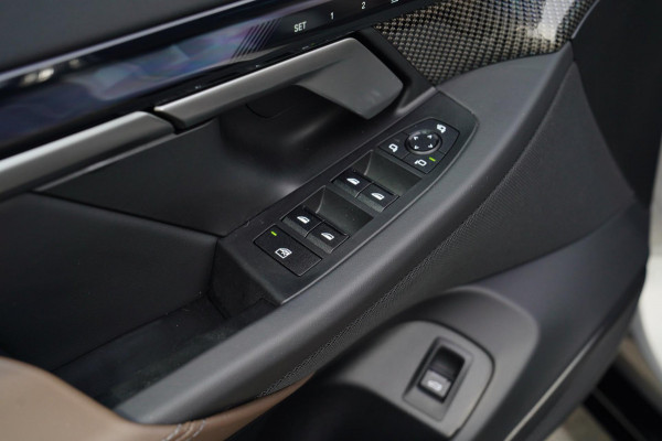BMW i5 I5 eDrive40 M-pakket | Iconic Glow | Stoelkoeling | Panorama | BMW Driving Assistant| Harman/Kardon | 340PK | Swarovski |