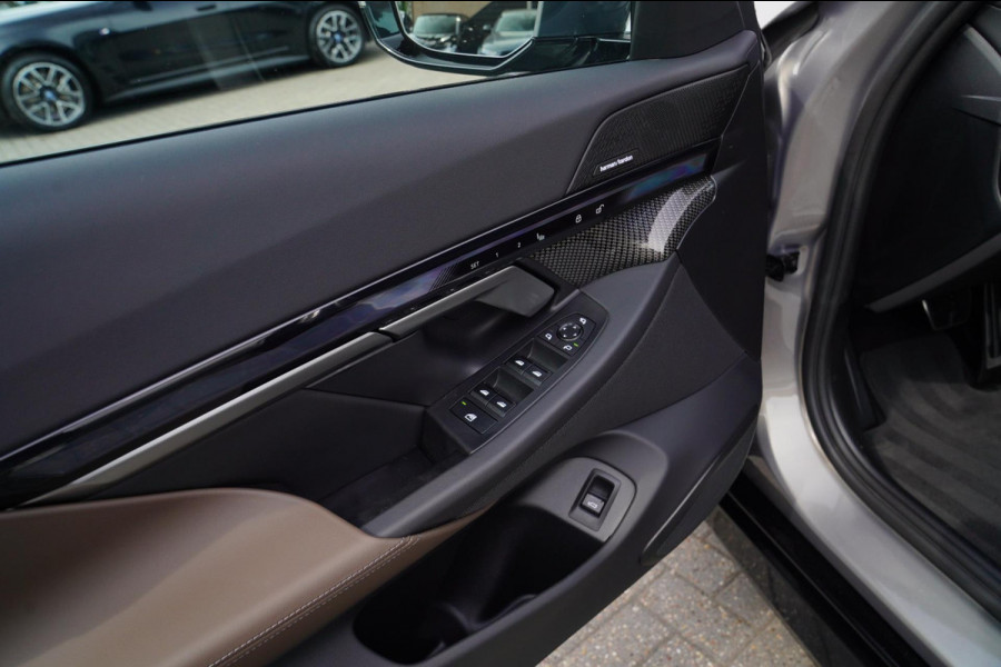 BMW i5 I5 eDrive40 M-pakket | Iconic Glow | Stoelkoeling | Panorama | BMW Driving Assistant| Harman/Kardon | 340PK | Swarovski |