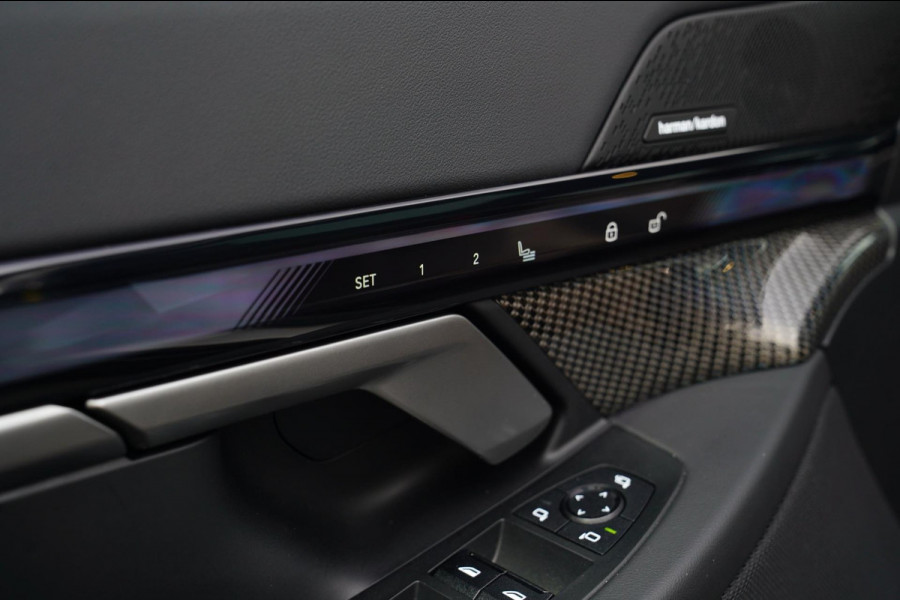BMW i5 I5 eDrive40 M-pakket | Iconic Glow | Stoelkoeling | Panorama | BMW Driving Assistant| Harman/Kardon | 340PK | Swarovski |