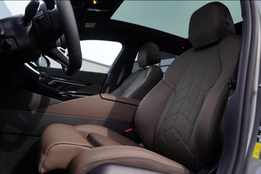 BMW i5 I5 eDrive40 M-pakket | Iconic Glow | Stoelkoeling | Panorama | BMW Driving Assistant| Harman/Kardon | 340PK | Swarovski |