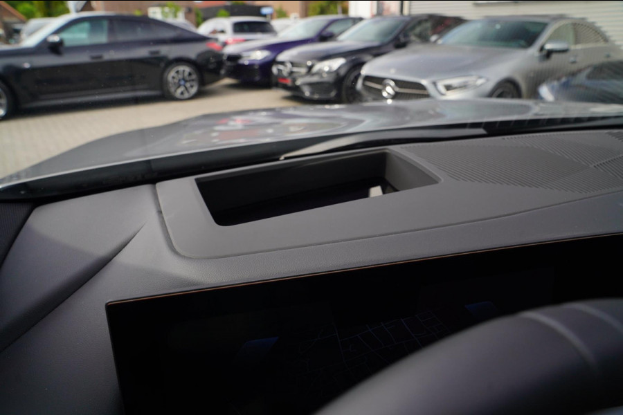 BMW i5 I5 eDrive40 M-pakket | Iconic Glow | Stoelkoeling | Panorama | BMW Driving Assistant| Harman/Kardon | 340PK | Swarovski |