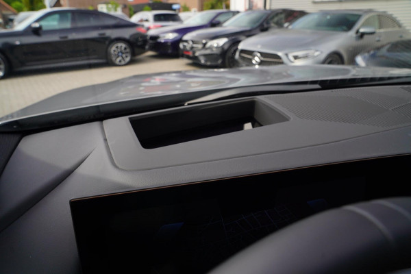 BMW i5 I5 eDrive40 M-pakket | Iconic Glow | Stoelkoeling | Panorama | BMW Driving Assistant| Harman/Kardon | 340PK | Swarovski |