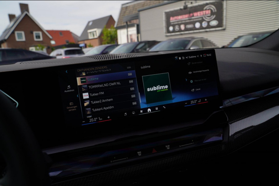 BMW i5 I5 eDrive40 M-pakket | Iconic Glow | Stoelkoeling | Panorama | BMW Driving Assistant| Harman/Kardon | 340PK | Swarovski |