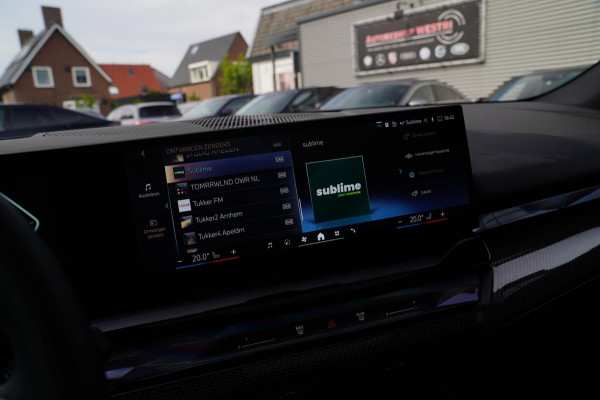 BMW i5 I5 eDrive40 M-pakket | Iconic Glow | Stoelkoeling | Panorama | BMW Driving Assistant| Harman/Kardon | 340PK | Swarovski |