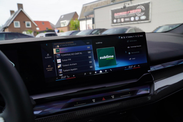 BMW i5 I5 eDrive40 M-pakket | Iconic Glow | Stoelkoeling | Panorama | BMW Driving Assistant| Harman/Kardon | 340PK | Swarovski |