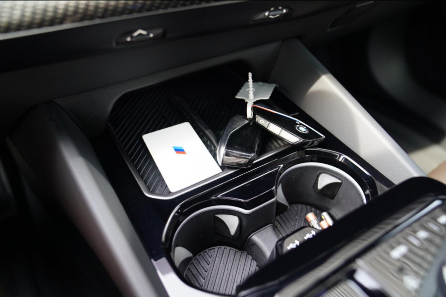BMW i5 I5 eDrive40 M-pakket | Iconic Glow | Stoelkoeling | Panorama | BMW Driving Assistant| Harman/Kardon | 340PK | Swarovski |