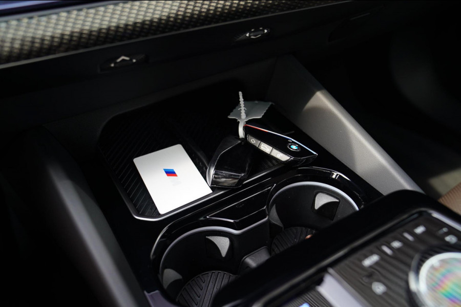 BMW i5 I5 eDrive40 M-pakket | Iconic Glow | Stoelkoeling | Panorama | BMW Driving Assistant| Harman/Kardon | 340PK | Swarovski |