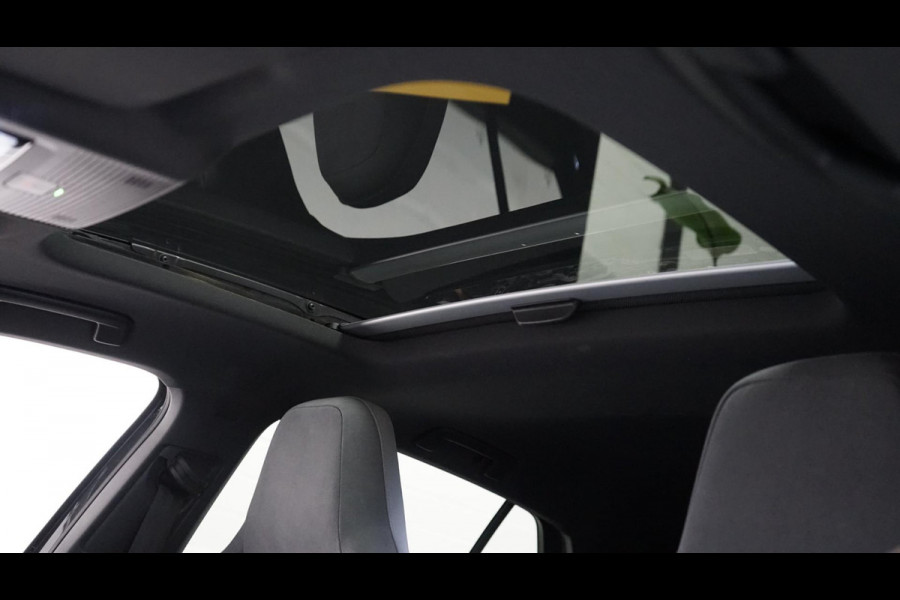 Volkswagen Golf VIII 1.5 eTSI R-Line ACC-AMBIANCE-CAMERA-HARMAN KARDON-IQ LIGHT-PANORAMA-NAVIGATIE